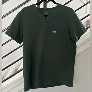 Figs Dark Olive Leon Three Pocket Scrub Top- Men’s XS